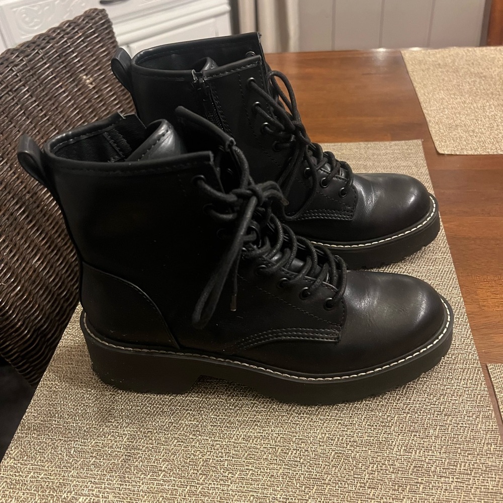 Madden Girl Chunky Y2K style lace up boot